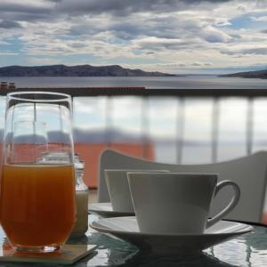 ein Glas Orangensaft und eine Tasse auf dem Tisch in der Unterkunft Apartment Tera in Senj