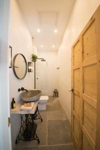 ein Bad mit einem Waschbecken und einem WC in der Unterkunft Elfin Cottage in Doolin