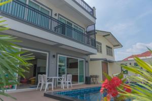 華欣的住宿－Sea you pool villa Hua Hin，带阳台和游泳池的别墅
