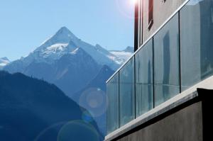 budynek z widokiem na pokrytą śniegiem górę w obiekcie Aparthotel Zell am See (Contactless Check-In) w mieście Zell am See