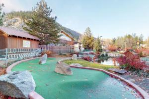 Pemandangan kolam renang di Aspen Suites 506: The Nest atau berdekatan