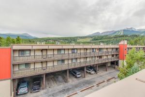 un immeuble d'appartements avec des voitures garées dans un parking dans l'établissement Ski and Racquet Club 203B, à Breckenridge