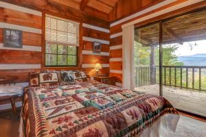 - une chambre avec un lit et une grande fenêtre dans l'établissement Treetop Tennessee, à Townsend
