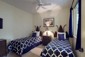 ワイコロアにあるWaikoloa Fairway Villas #F3のベッド2台と天井ファン付きの寝室 +24枚の写真