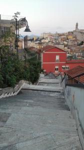 vista su una città con un edificio rosso di Casa PieRosa a Frosinone