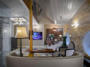Uma televisão e/ou sistema de entretenimento em Grandezza Hotel Luxury Palace