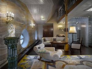 Uma área de estar em Grandezza Hotel Luxury Palace