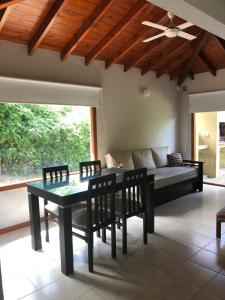 Una sala de estar con una mesa y sillas y un sofá. en Complejo Iansá, en Valeria del Mar