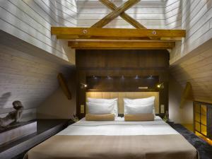 Uma cama ou camas num quarto em Grandezza Hotel Luxury Palace