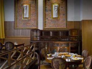 Uma área de estar em Grandezza Hotel Luxury Palace