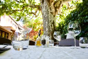 - une table avec des verres à vin dans l'établissement Le Bernon, à Connaux