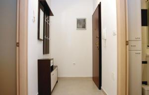 Zimmer mit Flur mit Kommode und Tür in der Unterkunft Apartment Ketica 1041 in Fažana