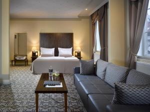 Uma cama ou camas num quarto em Grandezza Hotel Luxury Palace