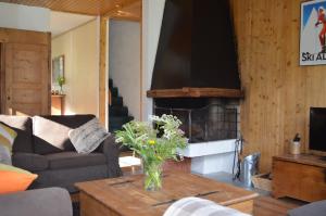 un salon avec un canapé et une cheminée dans l'établissement Chalet Reymond Pre du lac, à Tignes