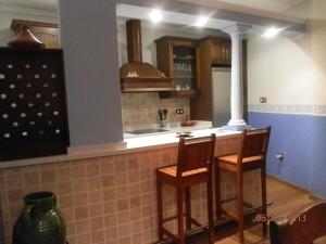 cocina con 2 sillas y encimera en -1-Igual que tu casa, garaje gratis, en el centro, en Úbeda