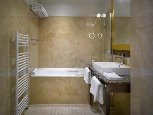 Uma casa de banho em Grandezza Hotel Luxury Palace
