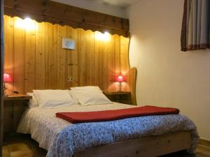 Demi-QuartierにあるChalet devant le boisの木製の壁のベッドルーム1室(ベッド1台付)