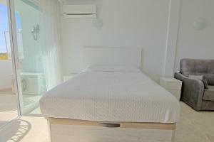 سرير أو أسرّة في غرفة في HTL10-Corona