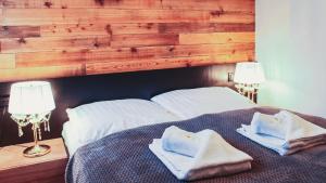 una camera da letto con due letti con asciugamani sopra di Apartamenty Zakopiańska by Royal Aparts a Świeradów-Zdrój Altre 93 foto