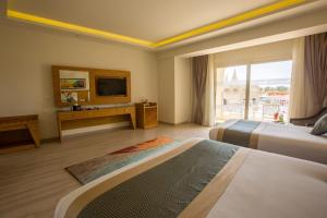 Pickalbatros Aqua Blu Sharm El Sheikh客房内的一张或多张床位