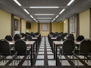 A área empresarial e/ ou a sala de conferências de Grandezza Hotel Luxury Palace
