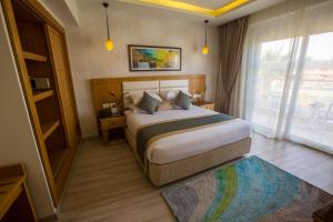Pickalbatros Aqua Blu Sharm El Sheikh客房内的一张或多张床位