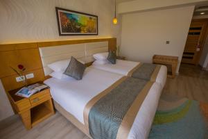 Pickalbatros Aqua Blu Sharm El Sheikh客房内的一张或多张床位