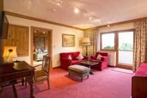 A seating area at Rasmushof - Hotel Kitzbühel