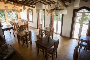 una sala da pranzo con tavoli e sedie in legno di AlmaSerra Vila a Tiradentes Altre 27 foto