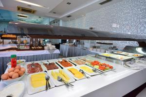 ein Buffet mit vielen verschiedenen Speisen in der Unterkunft Hotel Gala Split in Podstrana