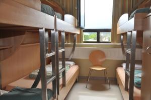 Łóżko lub łóżka piętrowe w pokoju w obiekcie Jugendherberge Innsbruck - Youth Hostel