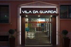 a hotel entrance with a sign that reads vla da guanda at Hotel Vila da Guarda in A Guarda