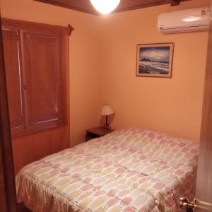 A bed or beds in a room at Carmelo RIVERSIDE Bungalows