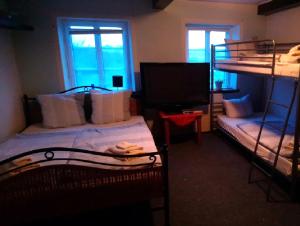 斯凱拜克的住宿－Ferienzimmervermietung Reitferien，一间卧室配有两张双层床和电视