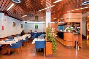 ein Restaurant mit Leuten, die an Tischen in einem Zimmer sitzen in der Unterkunft Hotel Lido in Mailand