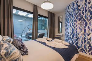 リスボンにあるLovelyStay - Modern and colourful flat in the heart of Graçaのベッドルーム1室(枕2つ付)