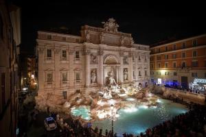 ローマにあるTrevi Luxury Maisonの大きな建物