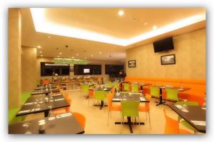 a restaurant with tables and chairs and a buffet at Hotel DRAGON INN Kemayoran in Jakarta