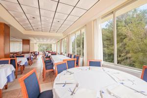 A restaurant or other place to eat at azuLine Hotel Bahamas y Bahamas II