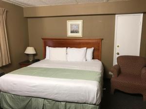 Postel nebo postele na pokoji v ubytování Americas Best Value Inn Laredo