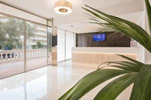 A television and/or entertainment centre at azuLine Hotel Bahamas y Bahamas II