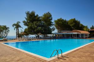 The swimming pool at or close to Villaggio L'Oasi