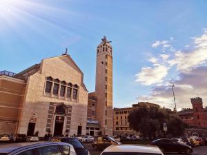 ローマにあるSt. Anthony Guest Houseの駐車場時計塔のある大きな建物