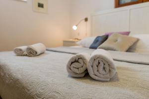 un par de toallas encima de una cama en Apartments Tereza, en Dubrovnik