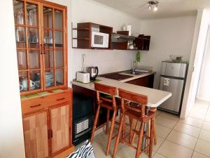 una cocina con encimera y algunos armarios de madera en Muy buena vista y ubicación, en Coquimbo