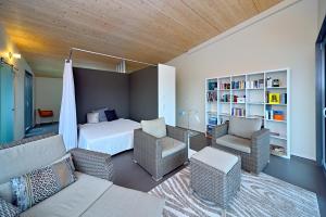 ein Schlafzimmer mit einem Bett, einem Bett und Stühlen in der Unterkunft Loft Apartments in Schorndorf