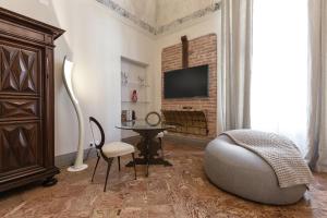 un soggiorno con tavolo, sedia e TV di Egodomus ad Asti