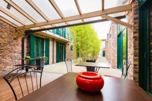 Rõdu või terrass majutusasutuses Duna Garden Hotel