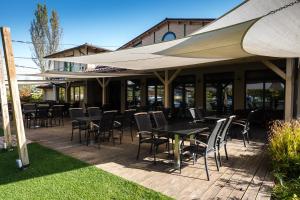 Restoran või mõni muu söögikoht majutusasutuses Duna Garden Hotel