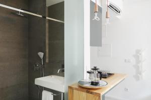 Ett badrum på 7 Gaia Roaster Apartments